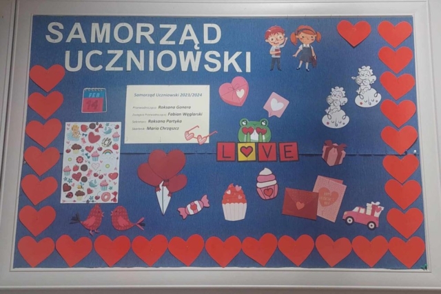 Tablica Samorządu Uczniowskiego przygotowana z okazji Walentynek.