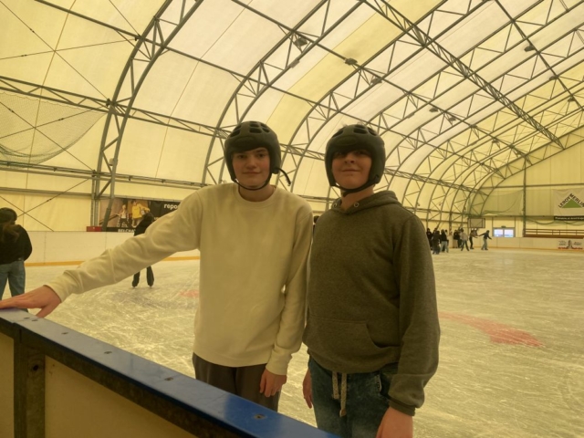 Dwóch zadowolonych chłopców na lodowisku