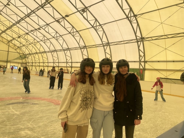 Trzy dziewczyny na lodowisku