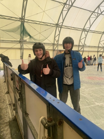 Dwóch chłopców na lodowisku.