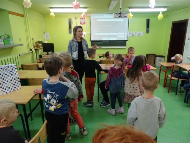 nauczyciel wita grupę dzieci