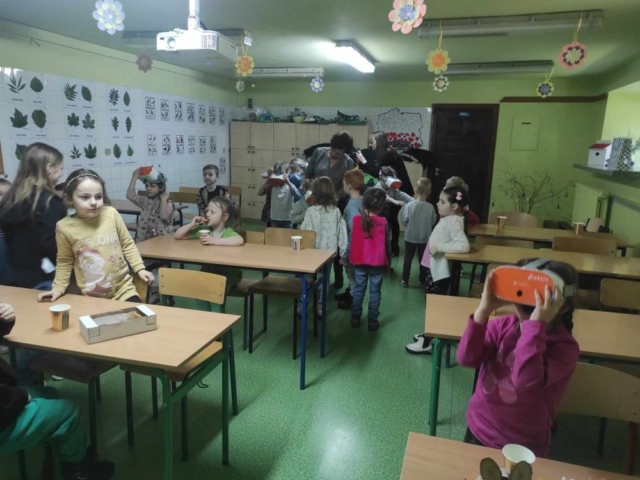 przedszkolaki podczas zajęć z okularami VR