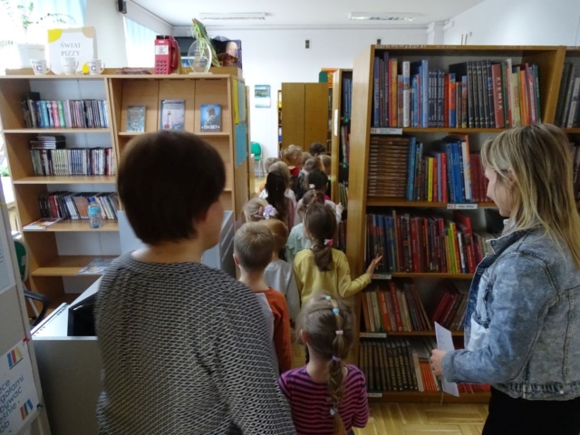 przedszkolaki w bibliotece szkolnej
