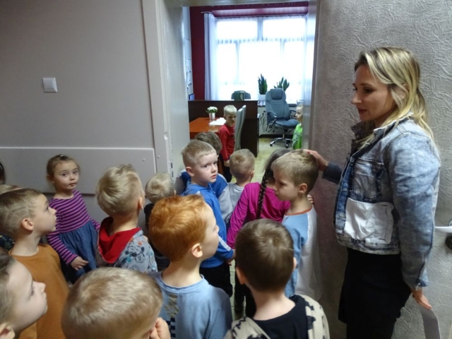 dzieci przydzodzą do sekretariatu szkoły