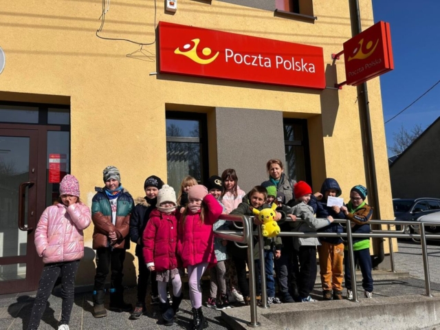 Uczniowie klasy Ib wraz z wychowawcą przed budynkiem Poczty Polskiej w Kleszczowie