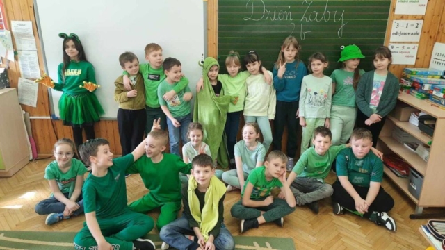 uczniowie klasy II- dzień żaby