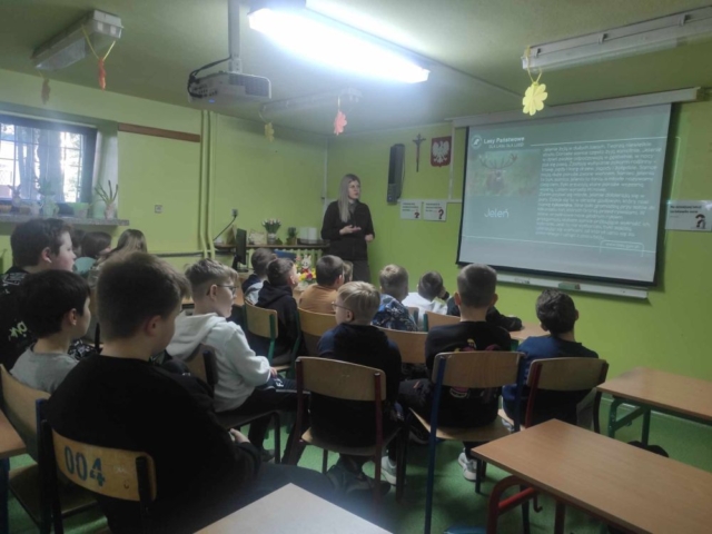 Uczniowie klasy IVb podczas lekcji z Leśnikiem