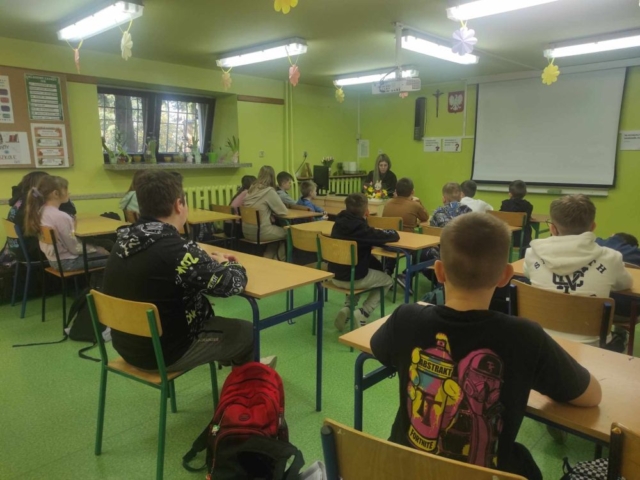 Uczniowie klasy IVb podczas lekcji z Panią Leśnik