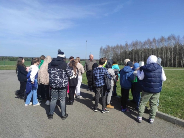 Uczniowie podczas zwiedzania Punktu Poboru Wody w Łękińsku