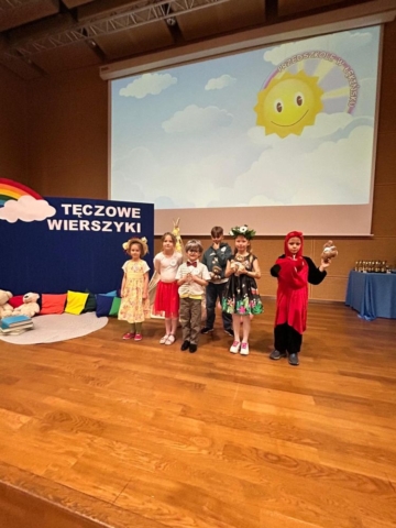 pierwszoklasiści z SP w Kleszczowie podczas konkursu Tęczowe wierszyki